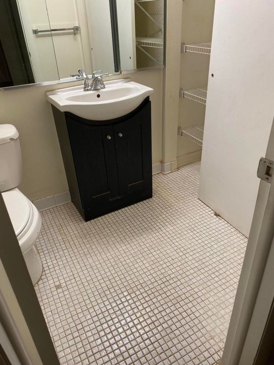 合同活跃: $199,000 (1 贝兹, 2 浴室, 922 平方英尺)