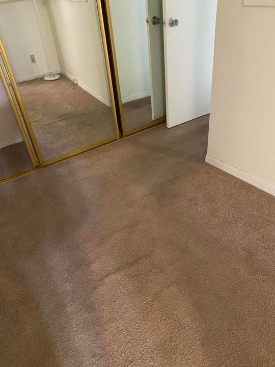 合同活跃: $199,000 (1 贝兹, 2 浴室, 922 平方英尺)