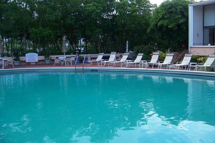 合同活跃: $199,000 (1 贝兹, 2 浴室, 922 平方英尺)