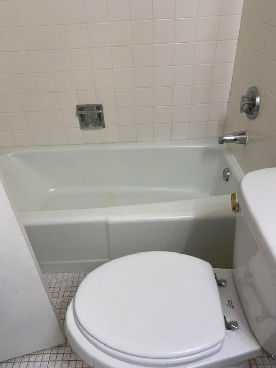 合同活跃: $199,000 (1 贝兹, 2 浴室, 922 平方英尺)