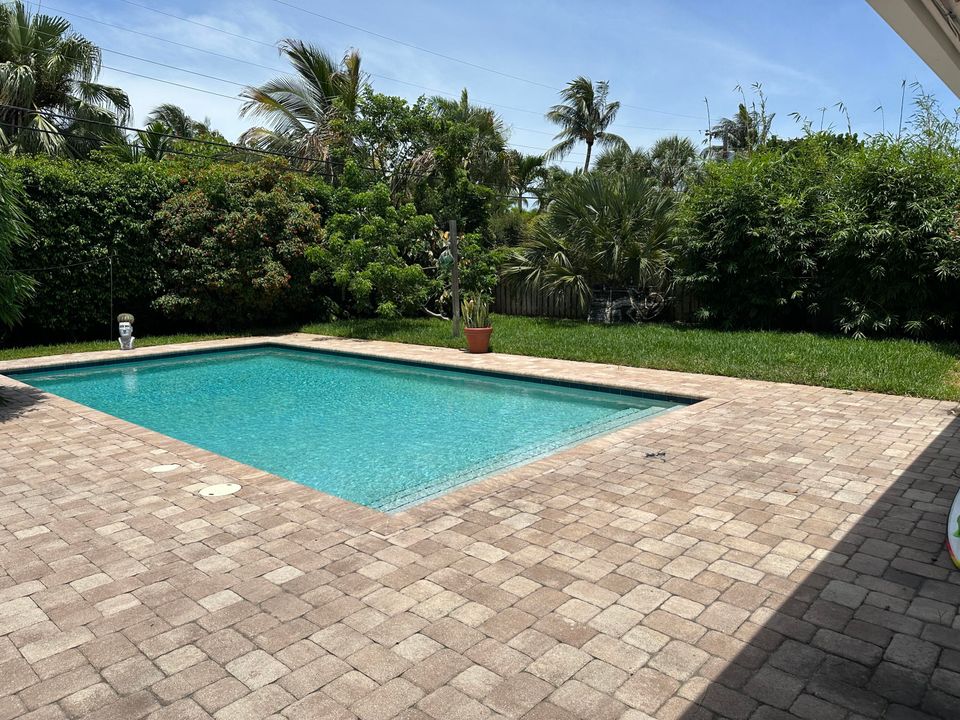 合同活跃: $1,400,000 (3 贝兹, 2 浴室, 1664 平方英尺)