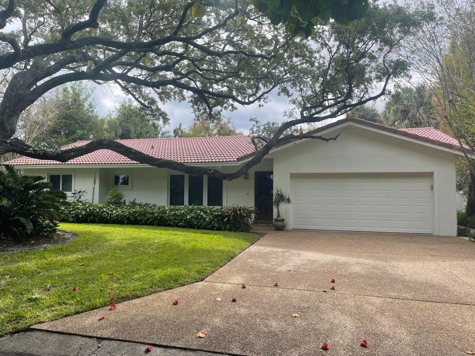 合同活跃: $5,750 (3 贝兹, 2 浴室, 2085 平方英尺)