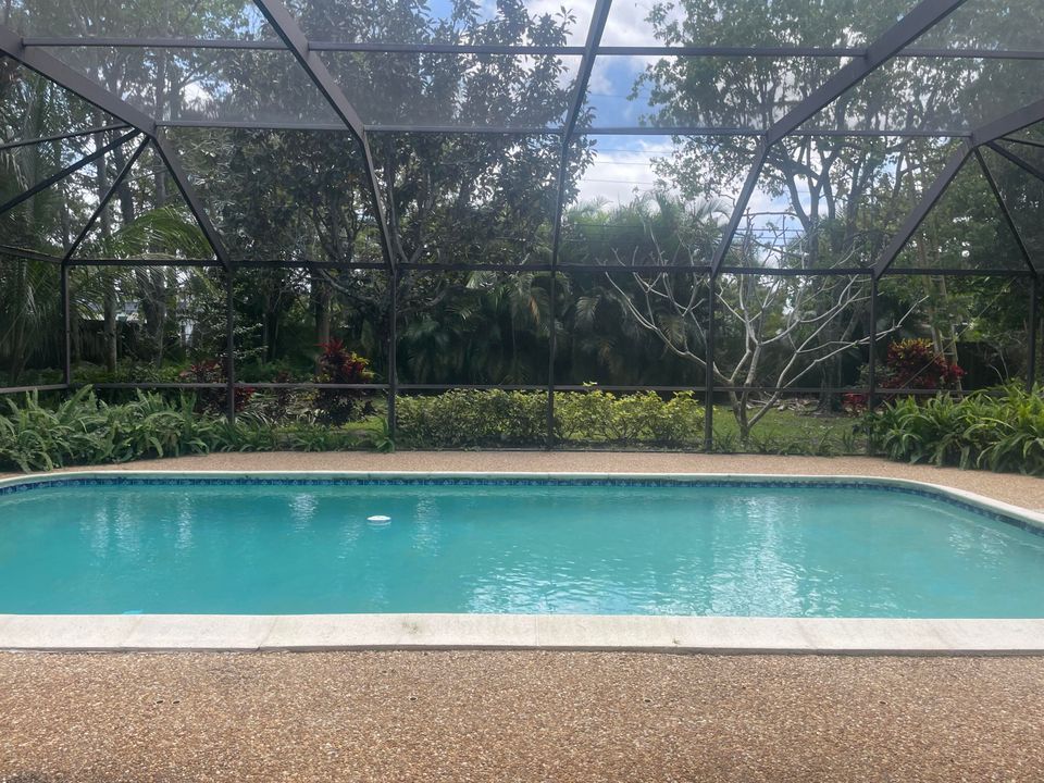 合同活跃: $5,750 (3 贝兹, 2 浴室, 2085 平方英尺)