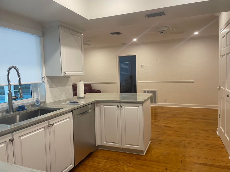 合同活跃: $5,750 (3 贝兹, 2 浴室, 2085 平方英尺)