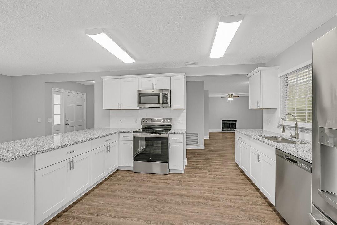 合同活跃: $389,000 (3 贝兹, 2 浴室, 1876 平方英尺)