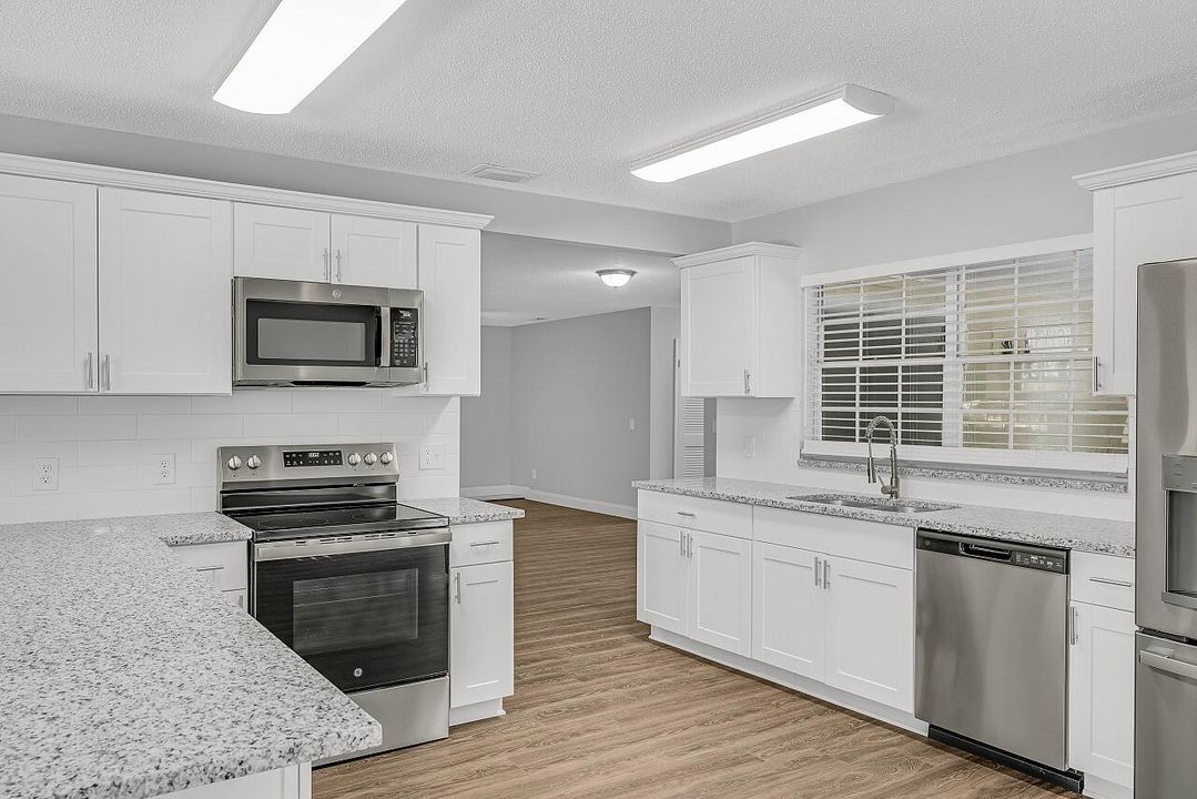 合同活跃: $389,000 (3 贝兹, 2 浴室, 1876 平方英尺)