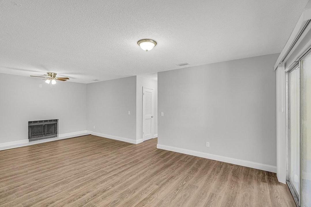 合同活跃: $389,000 (3 贝兹, 2 浴室, 1876 平方英尺)