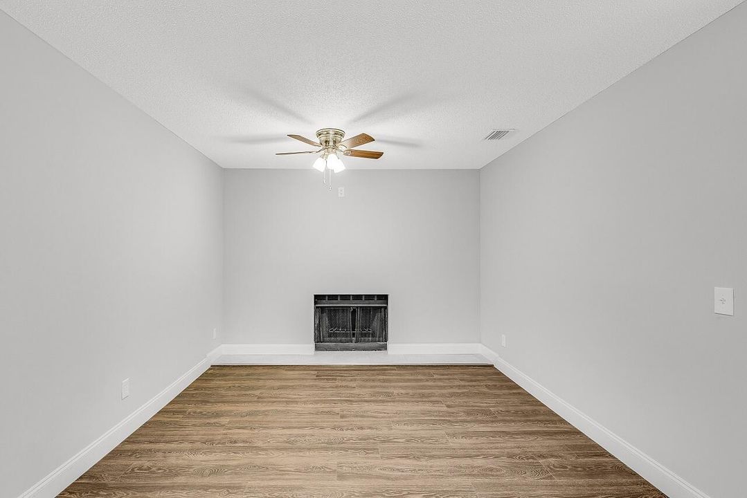 合同活跃: $389,000 (3 贝兹, 2 浴室, 1876 平方英尺)