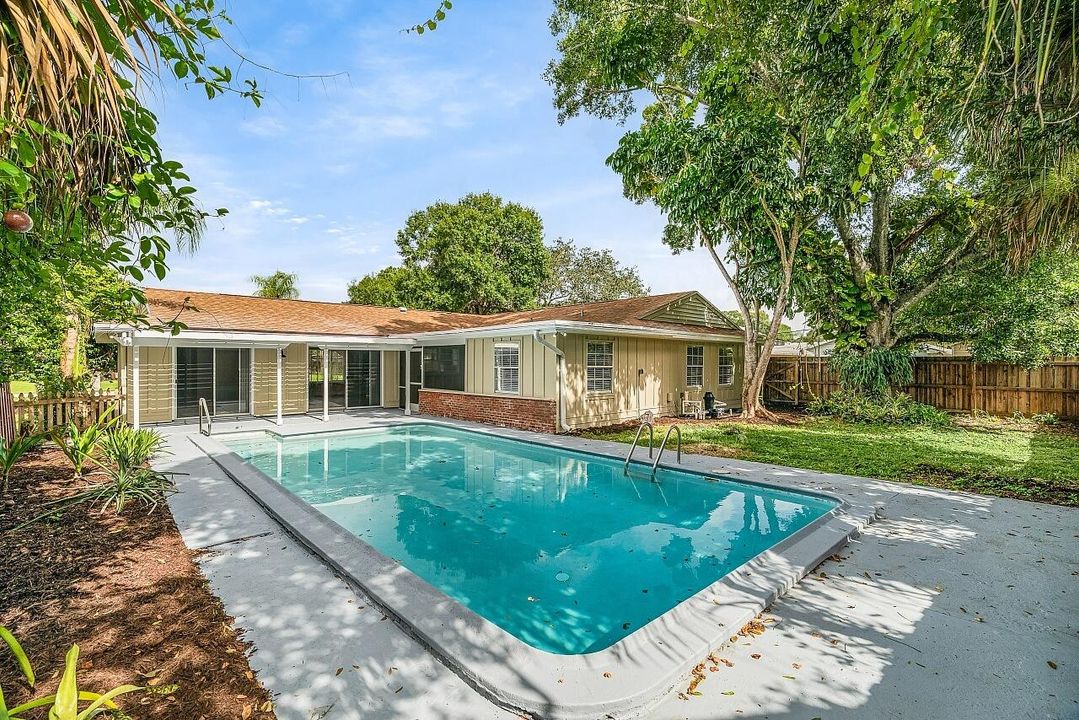 合同活跃: $389,000 (3 贝兹, 2 浴室, 1876 平方英尺)