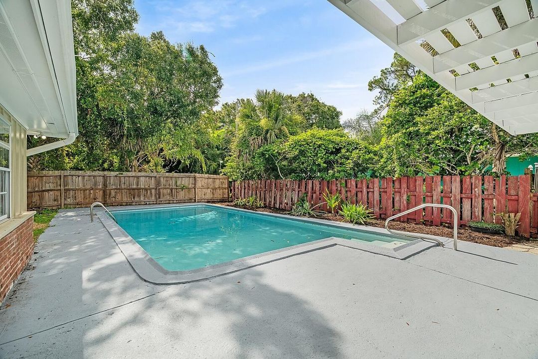 合同活跃: $389,000 (3 贝兹, 2 浴室, 1876 平方英尺)