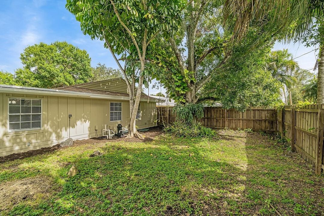 合同活跃: $389,000 (3 贝兹, 2 浴室, 1876 平方英尺)