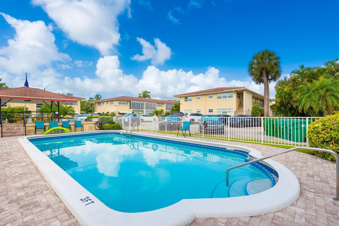 For Sale: $245,000 (2 beds, 2 baths, 1000 Square Feet)