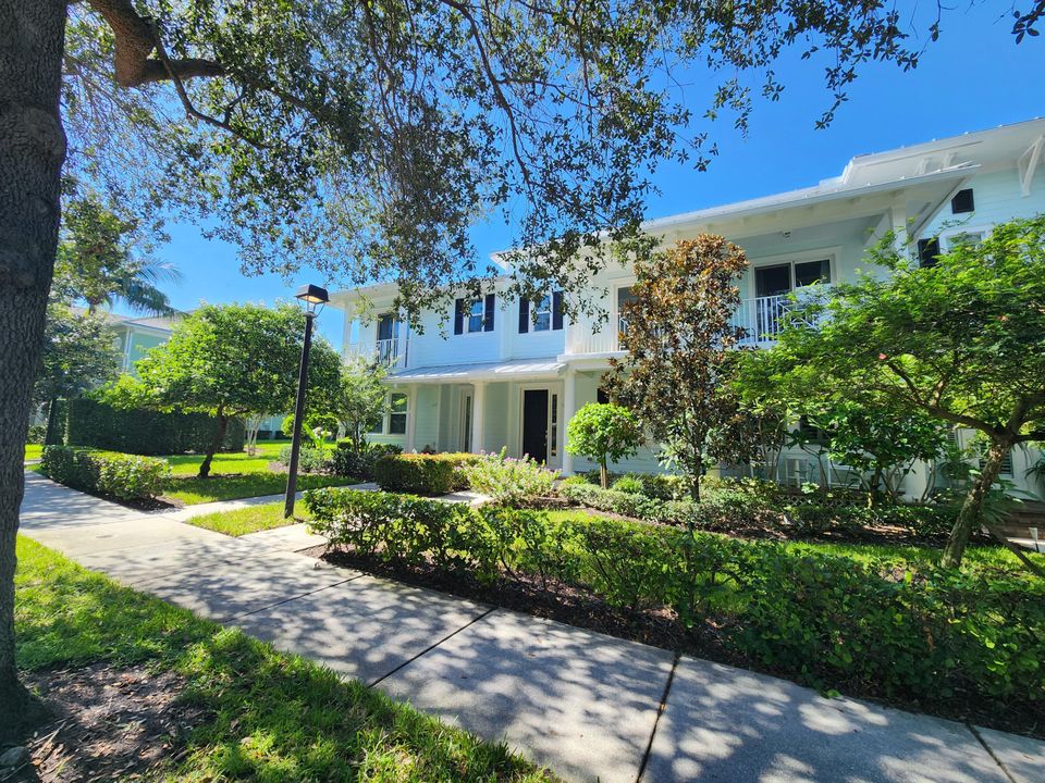 Active With Contract: $3,400 (3 beds, 2 baths, 1533 Square Feet)