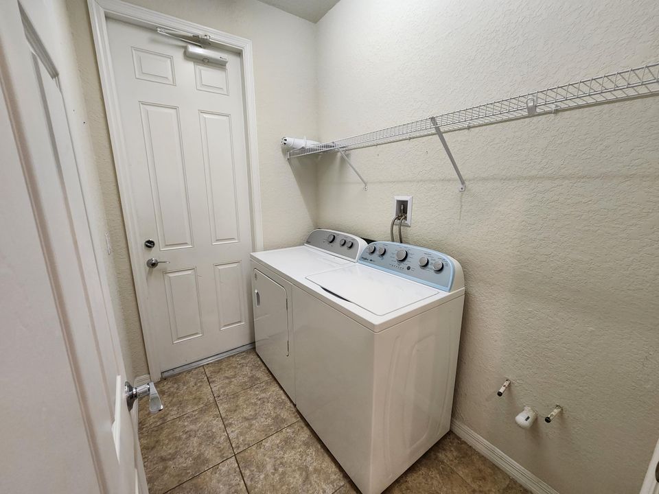 Active With Contract: $3,400 (3 beds, 2 baths, 1533 Square Feet)