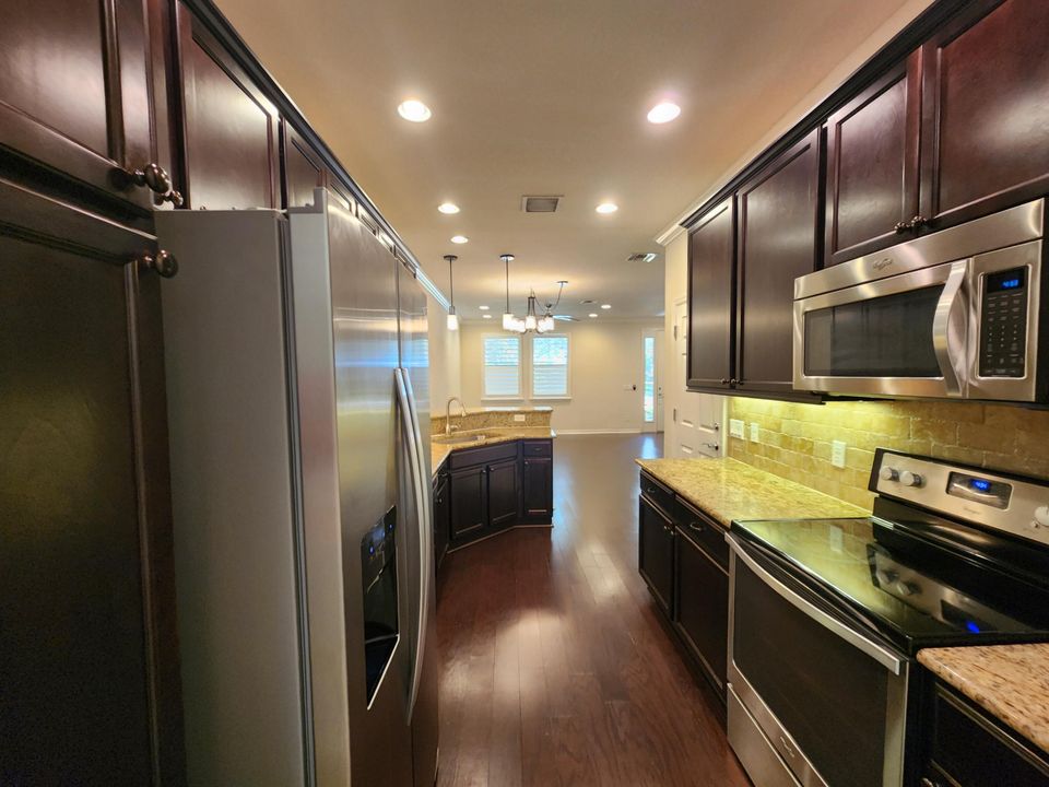 Active With Contract: $3,400 (3 beds, 2 baths, 1533 Square Feet)