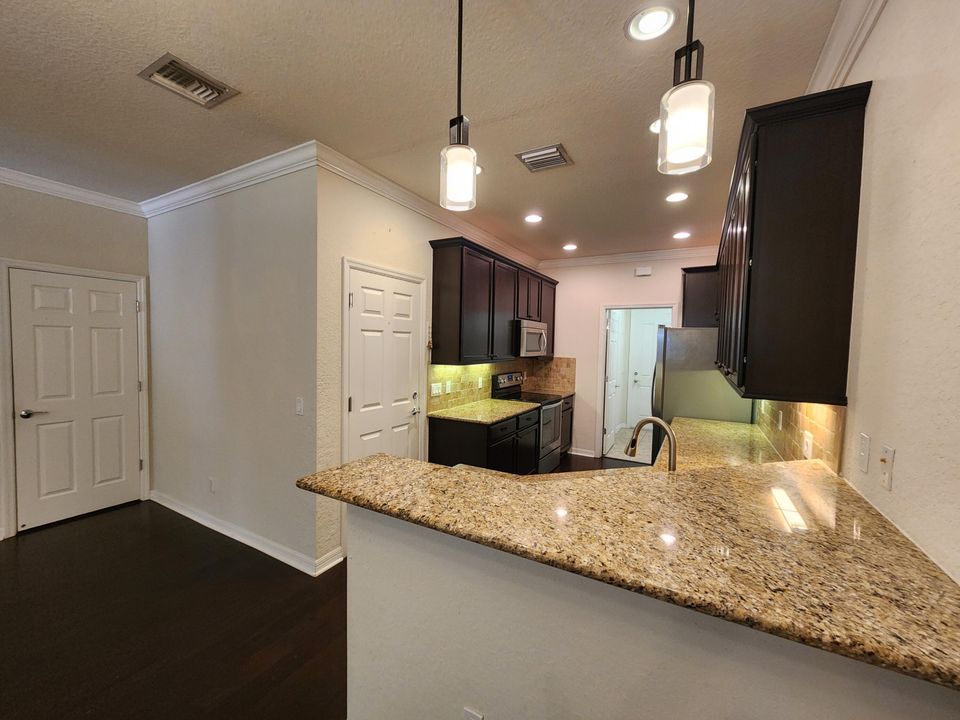 Active With Contract: $3,400 (3 beds, 2 baths, 1533 Square Feet)