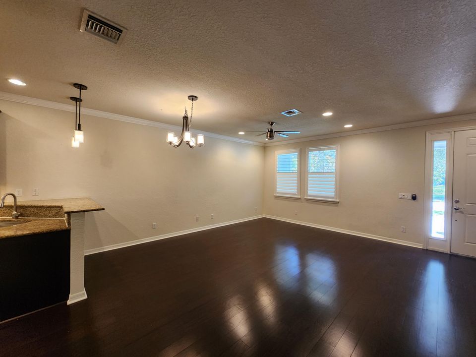 Active With Contract: $3,400 (3 beds, 2 baths, 1533 Square Feet)