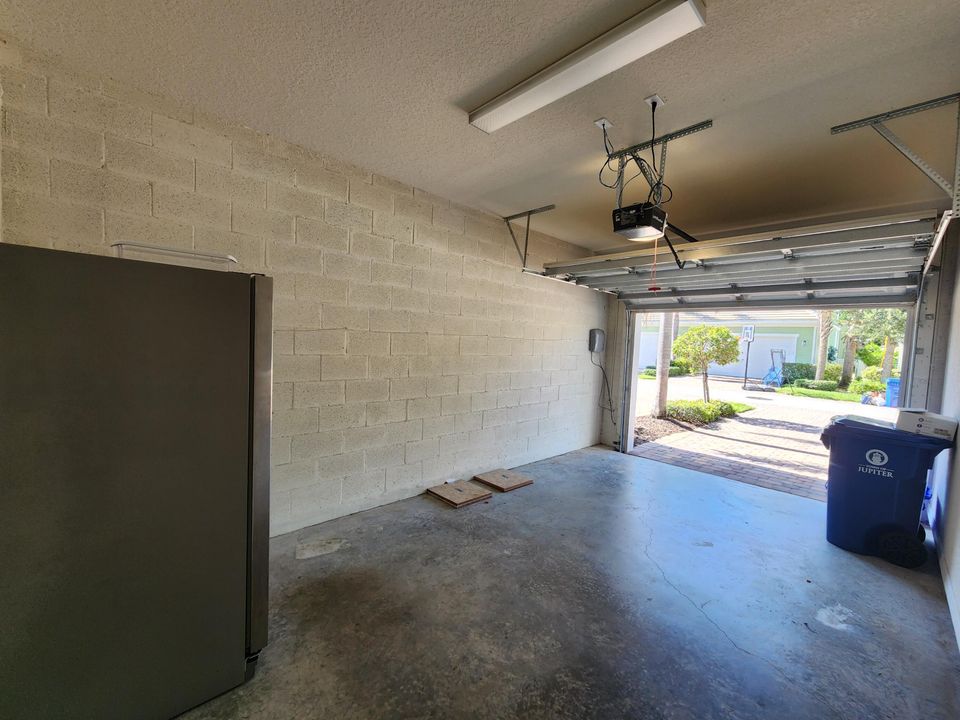 Active With Contract: $3,400 (3 beds, 2 baths, 1533 Square Feet)