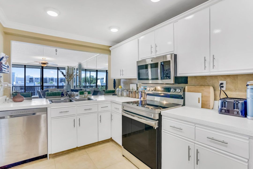 Active With Contract: $235,000 (1 beds, 1 baths, 795 Square Feet)