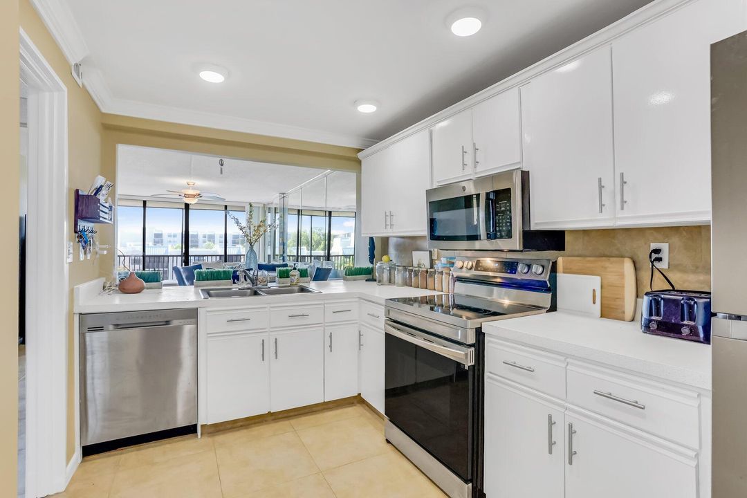 Active With Contract: $235,000 (1 beds, 1 baths, 795 Square Feet)