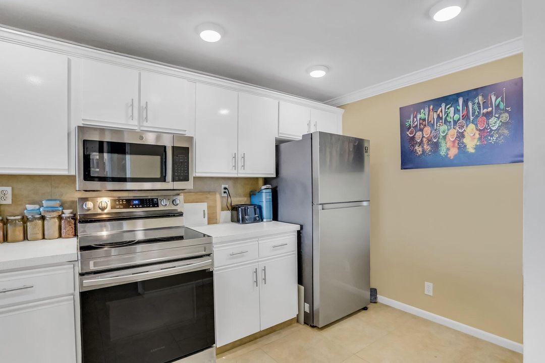 Active With Contract: $235,000 (1 beds, 1 baths, 795 Square Feet)