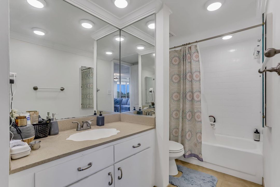 Active With Contract: $235,000 (1 beds, 1 baths, 795 Square Feet)