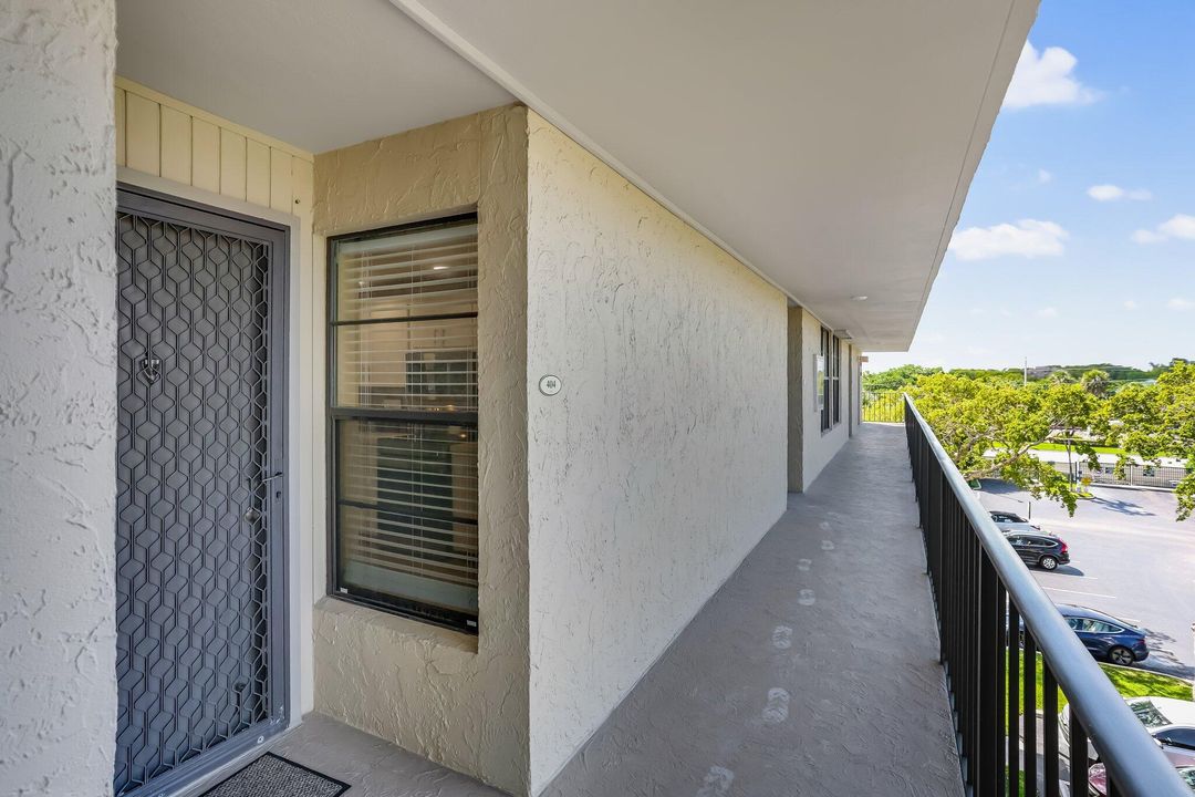 Active With Contract: $235,000 (1 beds, 1 baths, 795 Square Feet)