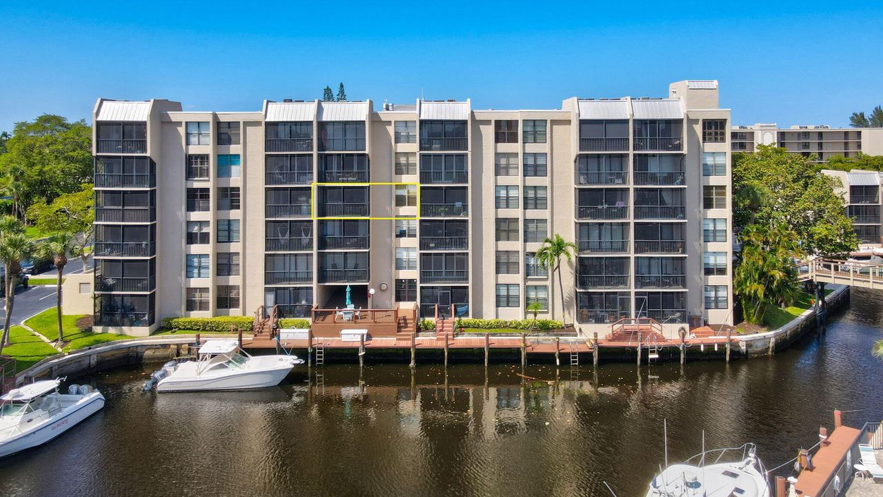 Active With Contract: $235,000 (1 beds, 1 baths, 795 Square Feet)