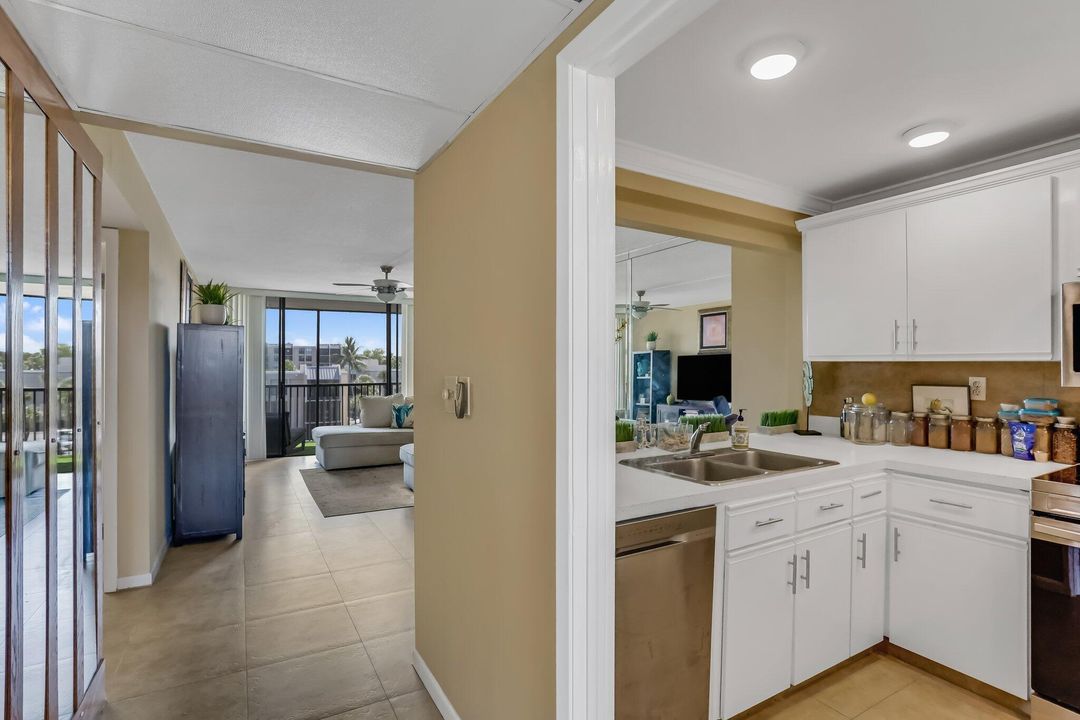 Active With Contract: $235,000 (1 beds, 1 baths, 795 Square Feet)