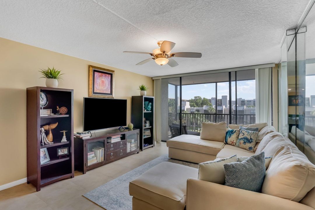 Active With Contract: $235,000 (1 beds, 1 baths, 795 Square Feet)