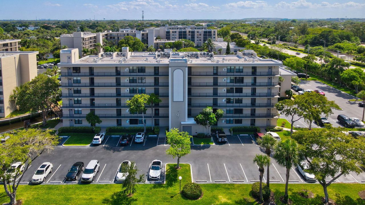 Active With Contract: $235,000 (1 beds, 1 baths, 795 Square Feet)