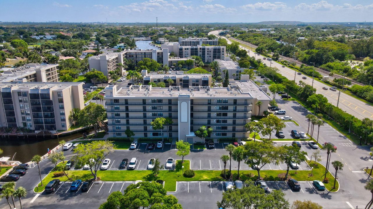 Active With Contract: $235,000 (1 beds, 1 baths, 795 Square Feet)