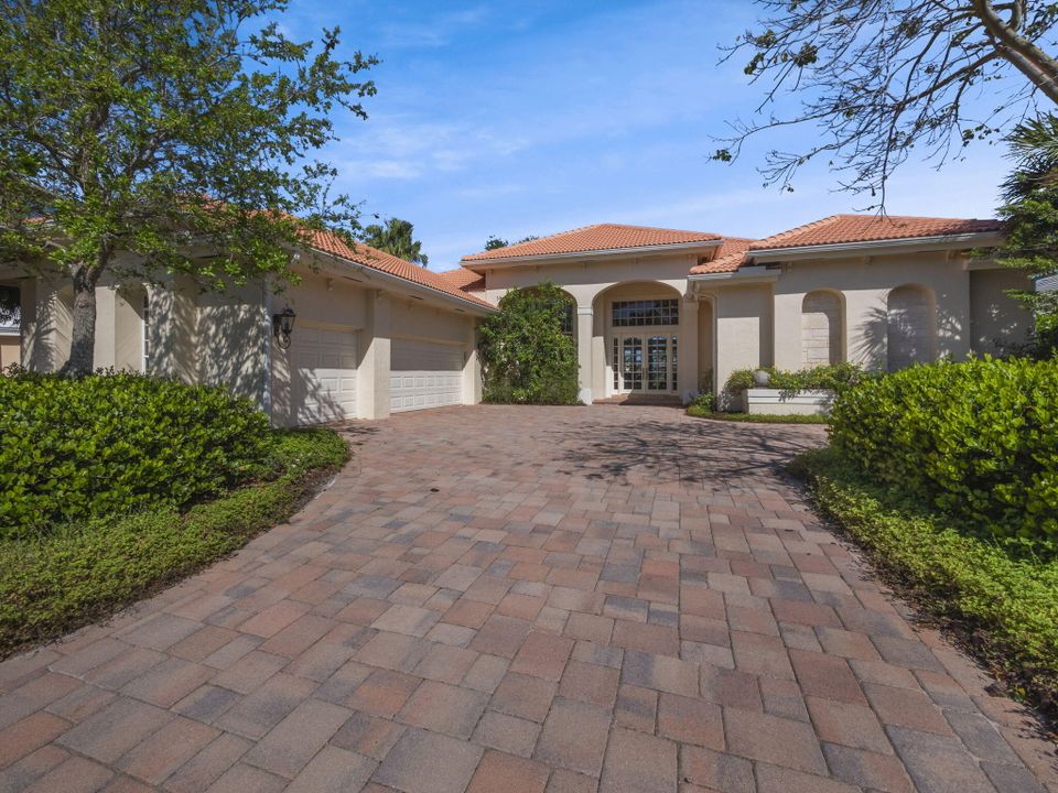 Recently Sold: $3,100,000 (4 beds, 3 baths, 3433 Square Feet)