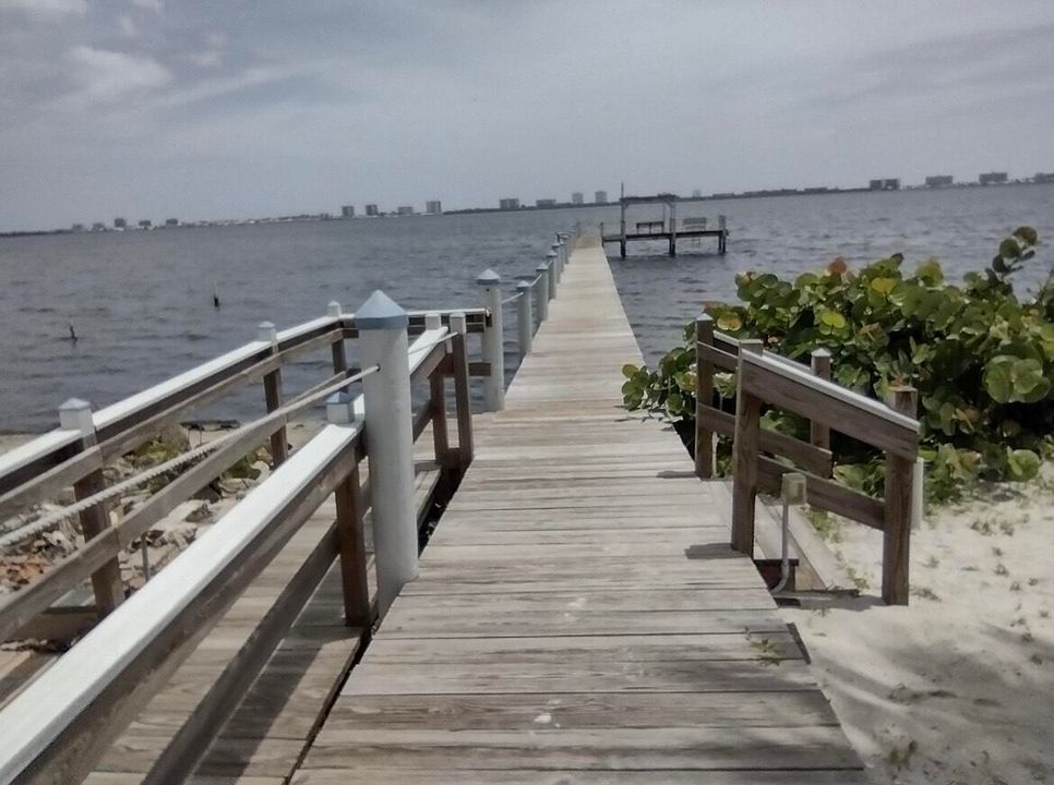 For Sale: $165,000 (1 beds, 1 baths, 840 Square Feet)