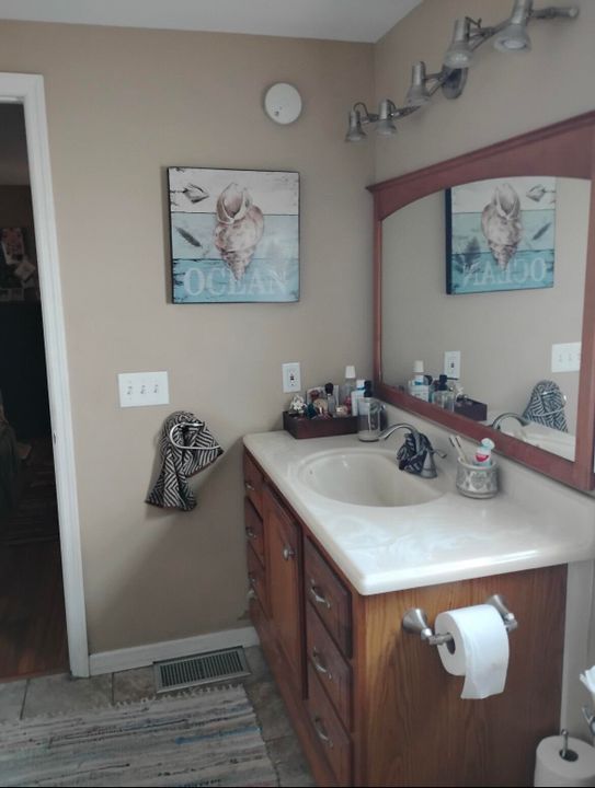 For Sale: $165,000 (1 beds, 1 baths, 840 Square Feet)