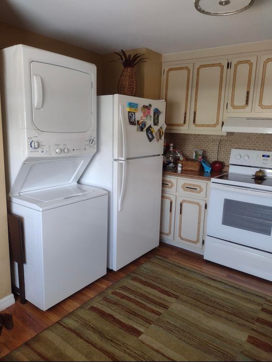 For Sale: $165,000 (1 beds, 1 baths, 840 Square Feet)