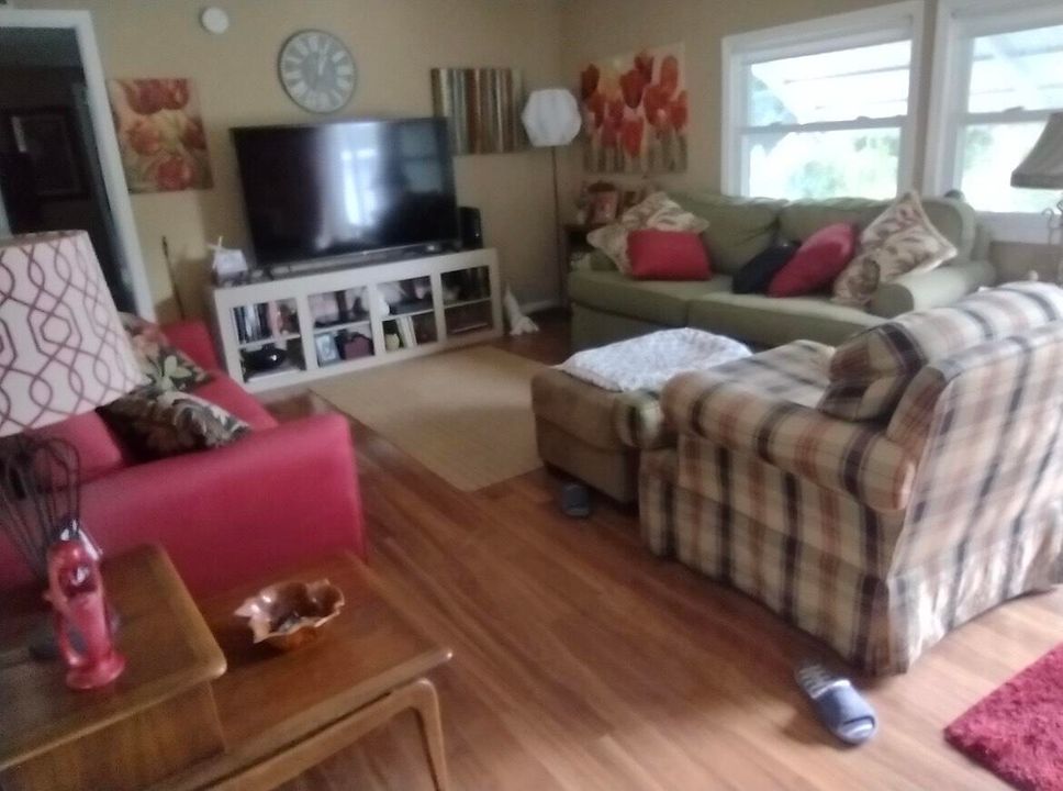 For Sale: $165,000 (1 beds, 1 baths, 840 Square Feet)