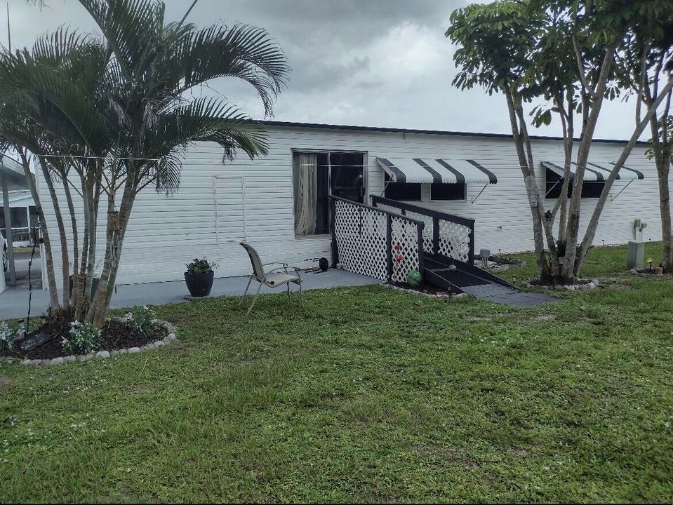 For Sale: $165,000 (1 beds, 1 baths, 840 Square Feet)