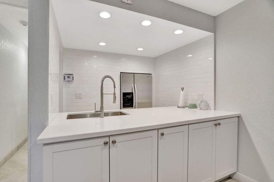 Active With Contract: $2,450 (1 beds, 1 baths, 690 Square Feet)