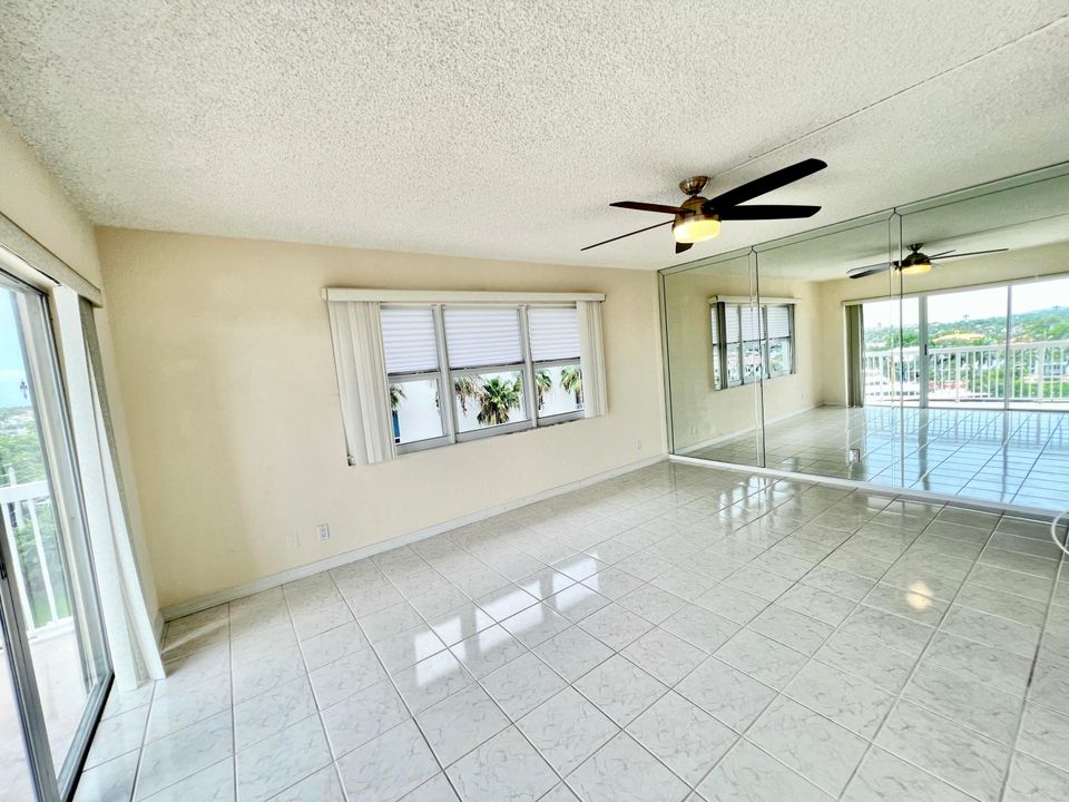 Active With Contract: $2,450 (1 beds, 1 baths, 690 Square Feet)