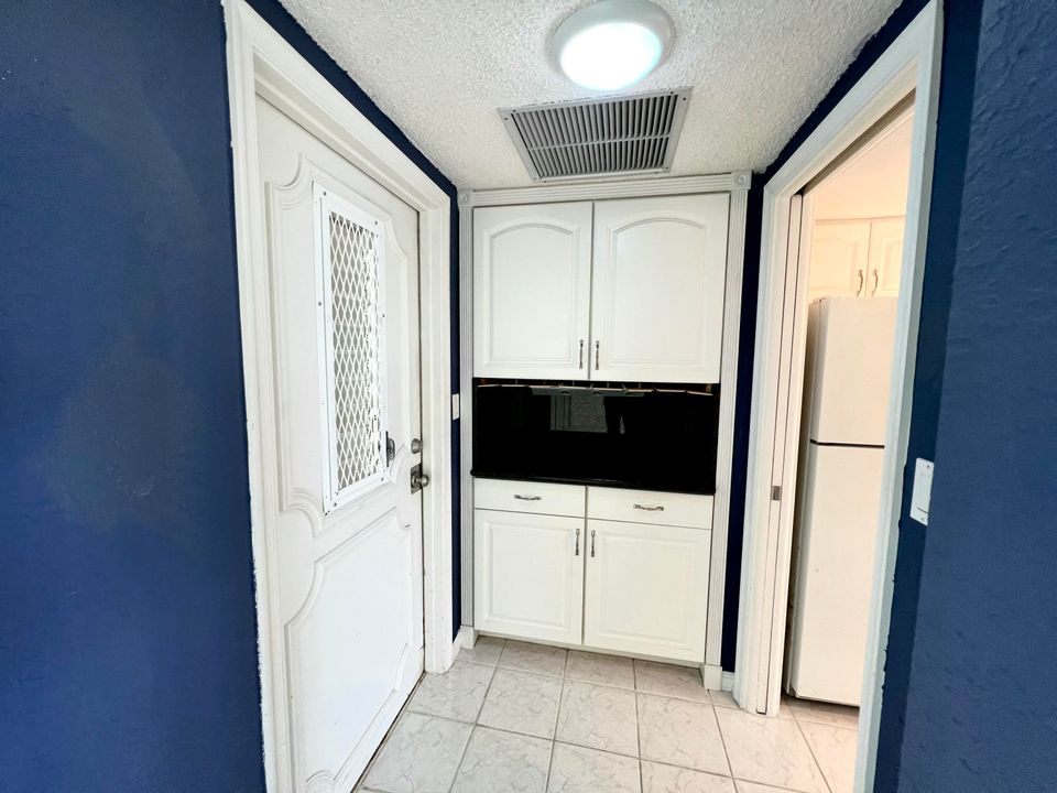 Active With Contract: $2,450 (1 beds, 1 baths, 690 Square Feet)