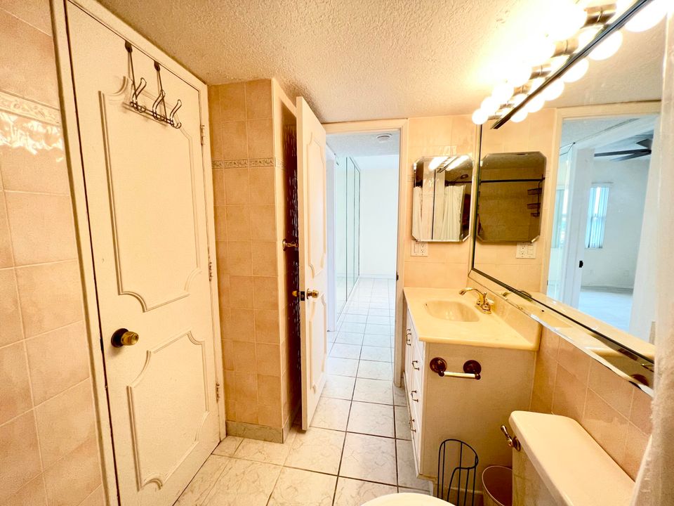 Active With Contract: $2,450 (1 beds, 1 baths, 690 Square Feet)