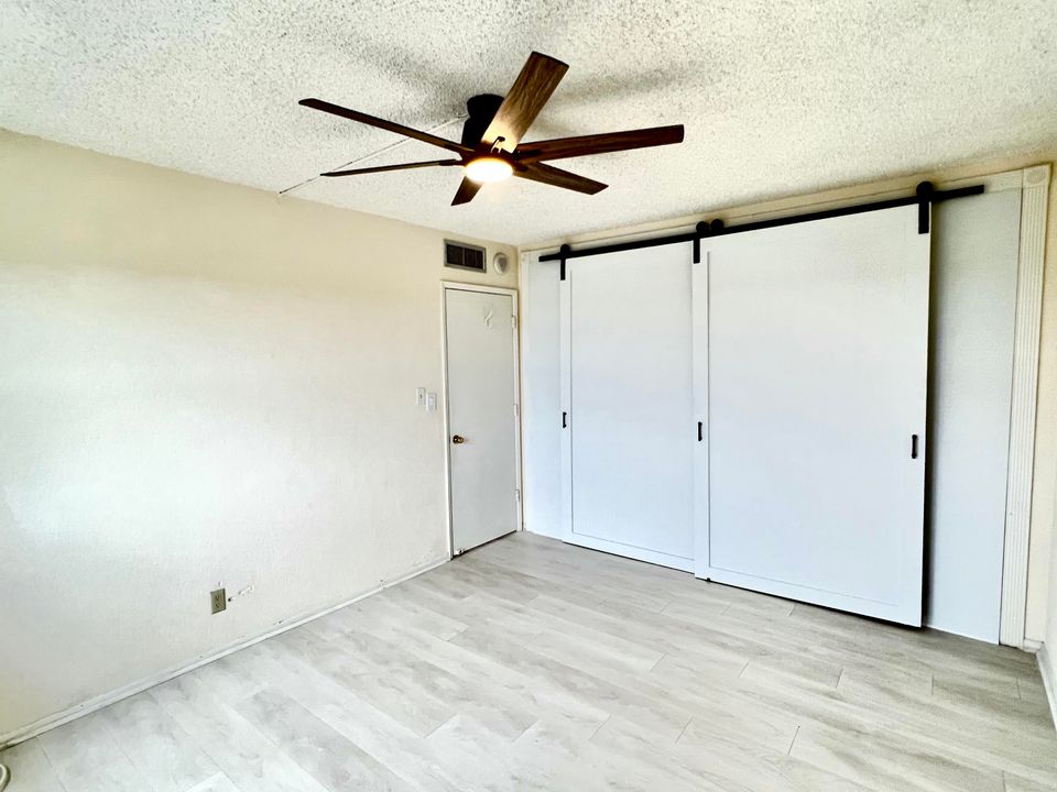 Active With Contract: $2,450 (1 beds, 1 baths, 690 Square Feet)