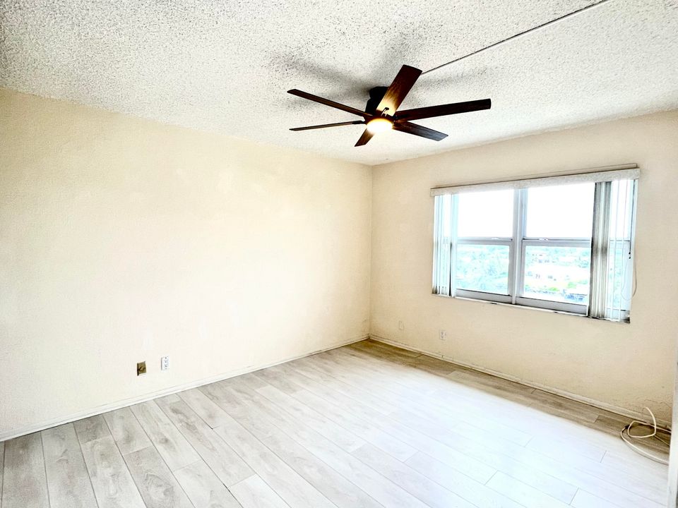 Active With Contract: $2,450 (1 beds, 1 baths, 690 Square Feet)
