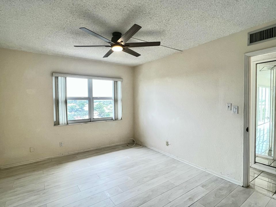 Active With Contract: $2,450 (1 beds, 1 baths, 690 Square Feet)