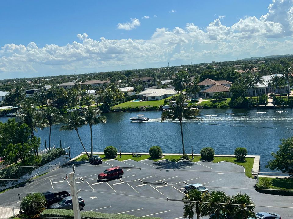 Active With Contract: $2,450 (1 beds, 1 baths, 690 Square Feet)