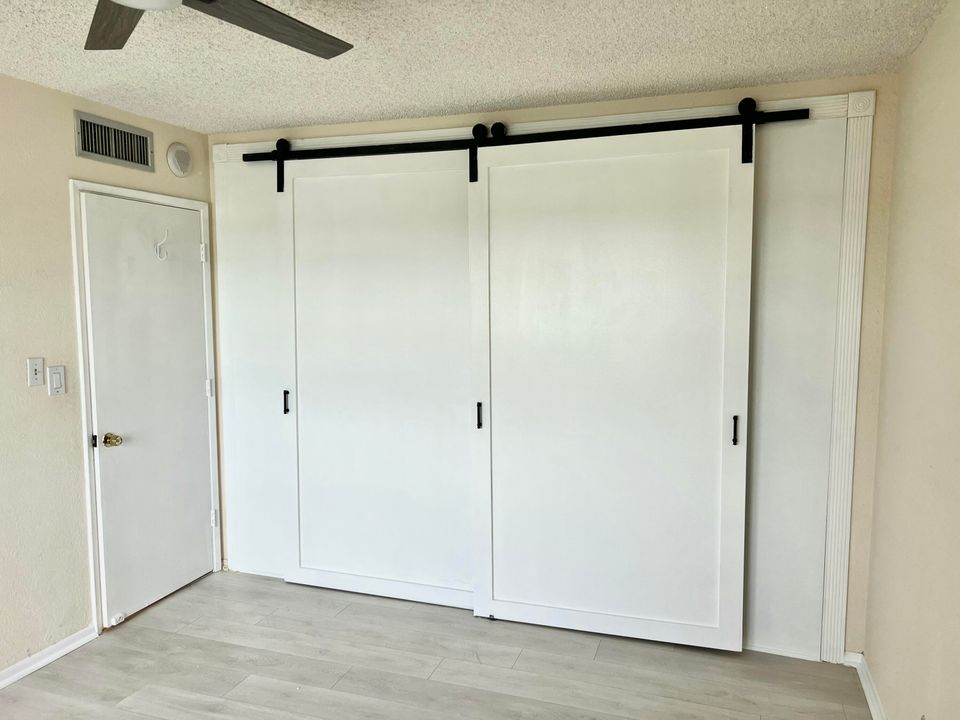 Active With Contract: $2,450 (1 beds, 1 baths, 690 Square Feet)