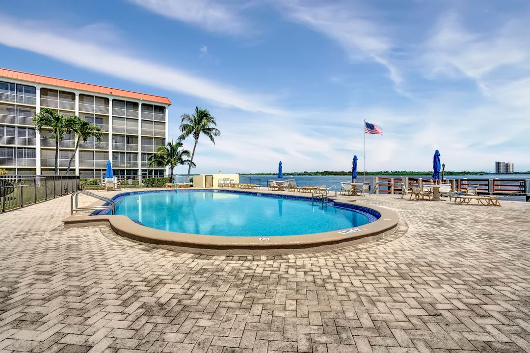 合同活跃: $3,000 (1 贝兹, 1 浴室, 720 平方英尺)