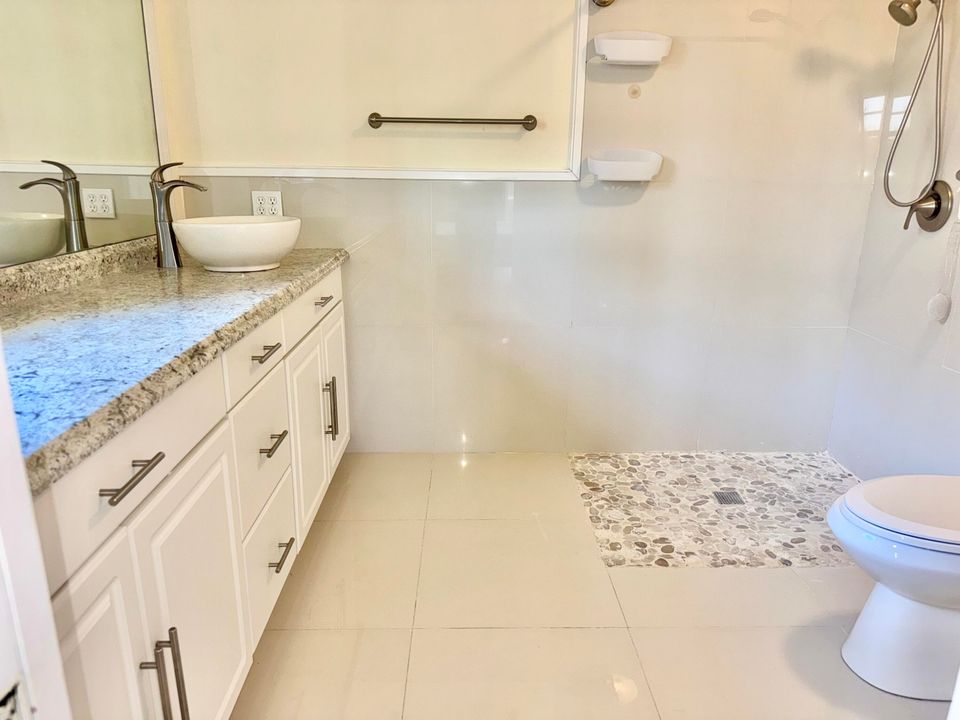 For Sale: $279,900 (2 beds, 2 baths, 1096 Square Feet)