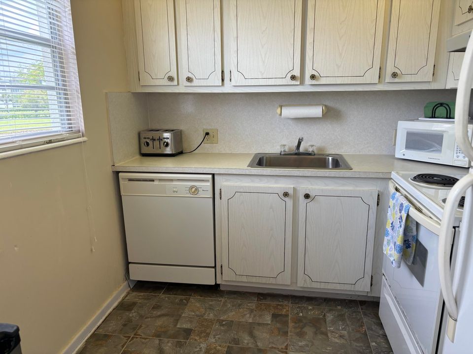 Recently Rented: $2,200 (2 beds, 1 baths, 840 Square Feet)